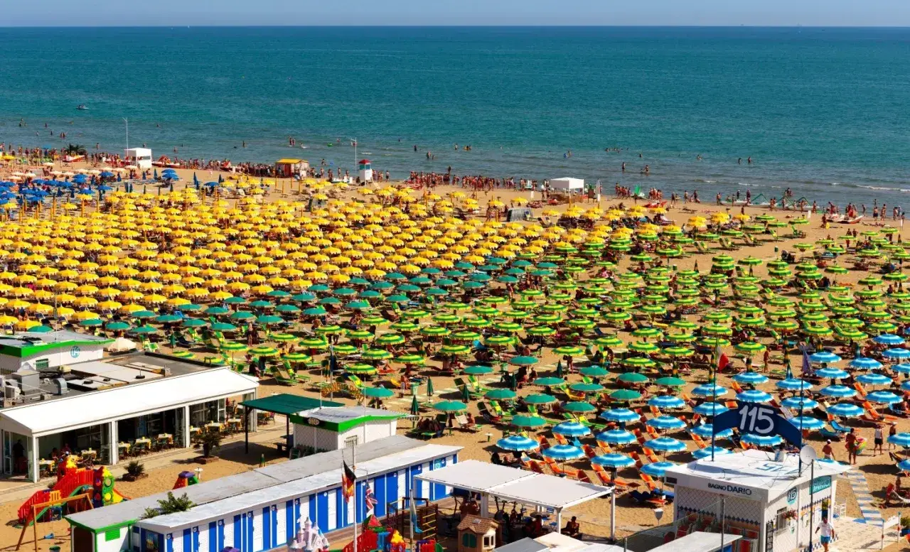 Spiagge della Riviera Romagnola affollate e divertimento