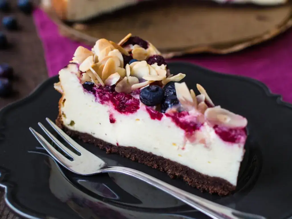 sernik bez spodu z polewą i owocami