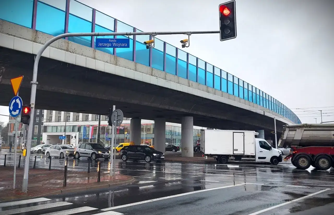 Czerwone światło na skrzyżowaniu Rondo Jerzego Wojnarza. Kierowcy powinni uważać, jaki mandat za przejechanie na czerwonym świetle grozi w takiej sytuacji.