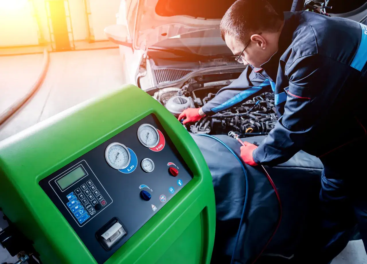 mechanik sprawdza klimatyzację samochodową