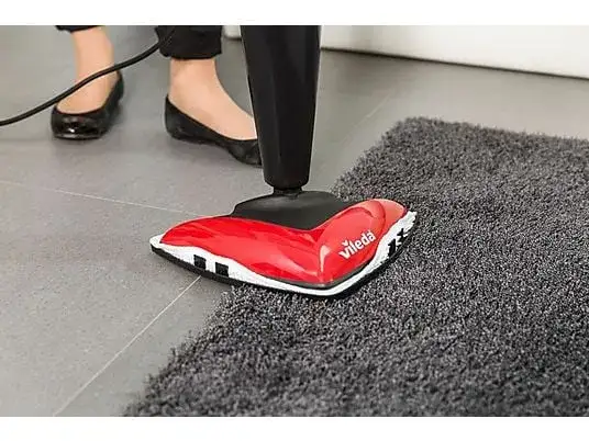 mop parowy Vileda Steam Plus w użyciu na podłodze w salonie