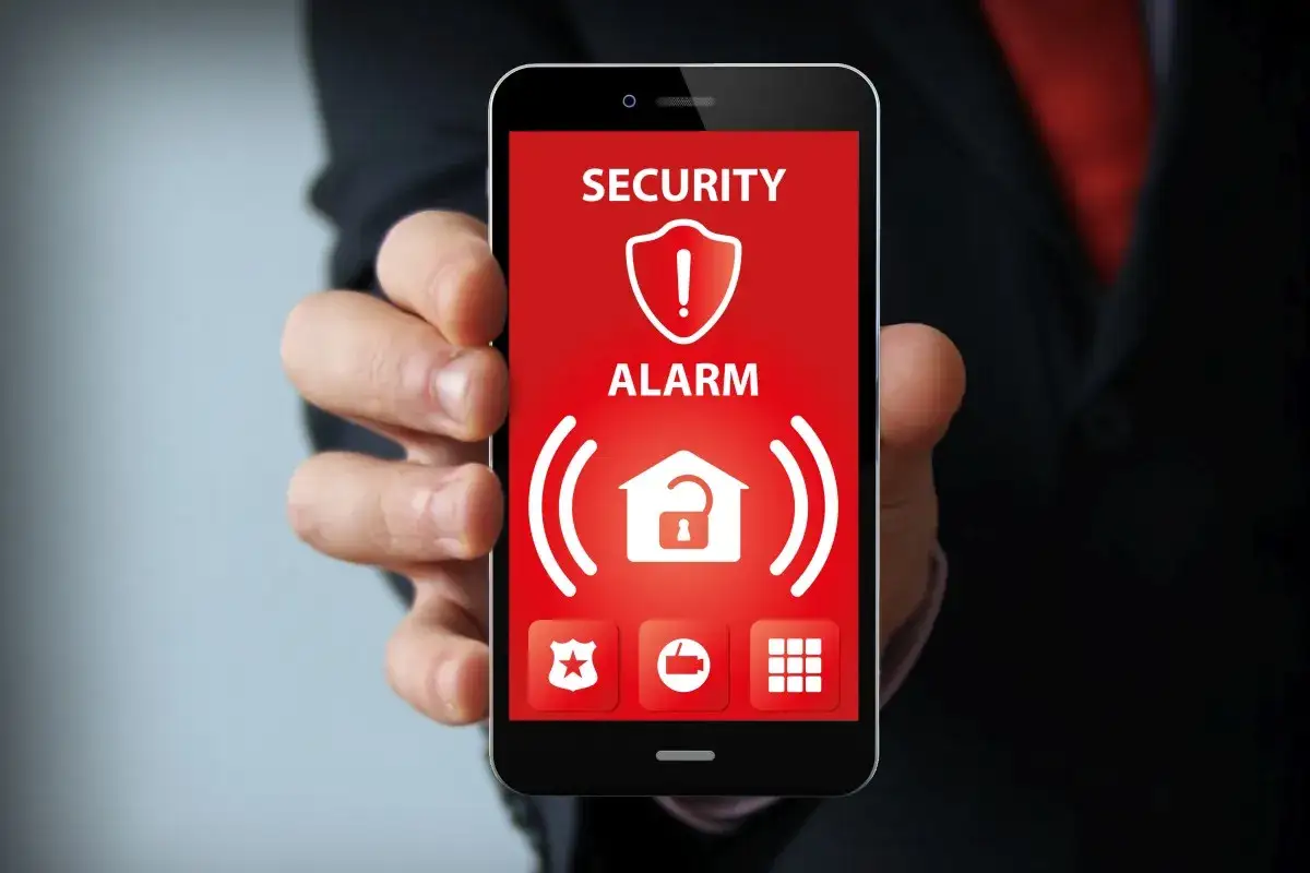 smartfon z powiadomieniem o alercie bezpieczeństwa