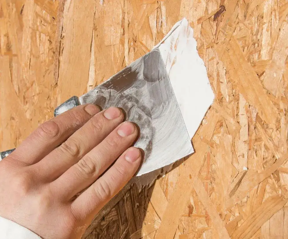 Płyta OSB z widocznymi szczelinami dylatacyjnymi przed tynkowaniem