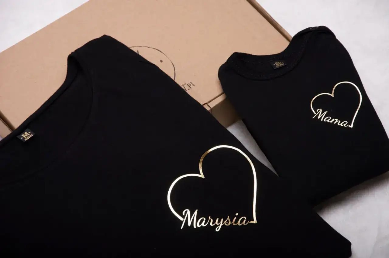 Czarny komplet dla mamy i dziecka: body z napisem 