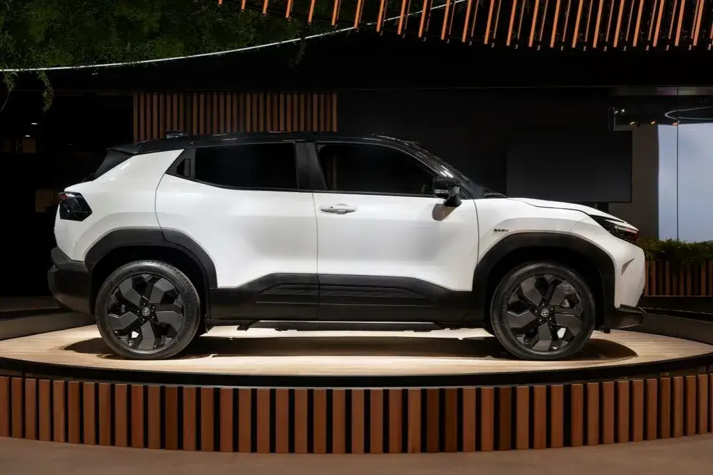 Nowoczesny SUV na tle miejskiej panoramy