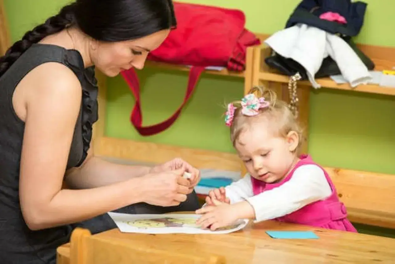 Rodzic z dzieckiem malujący w przedszkolu