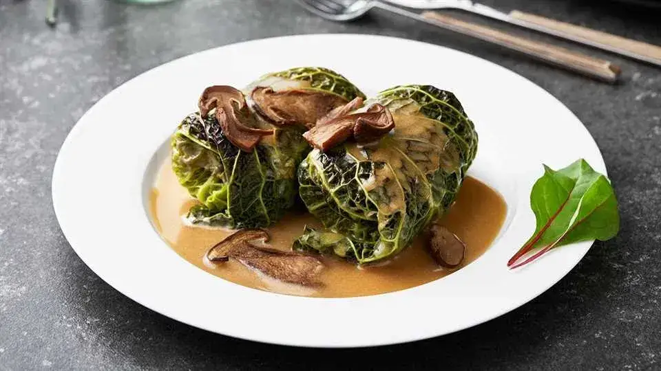 gołąbki z różnymi dodatkami na talerzu