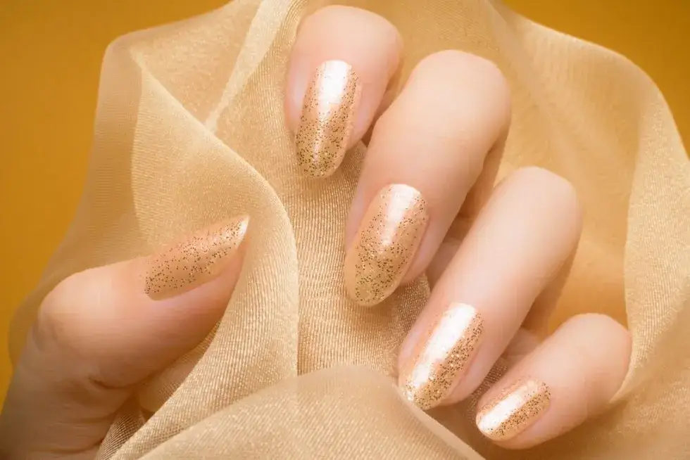 złote buty i pasujący manicure klasyczne kolory