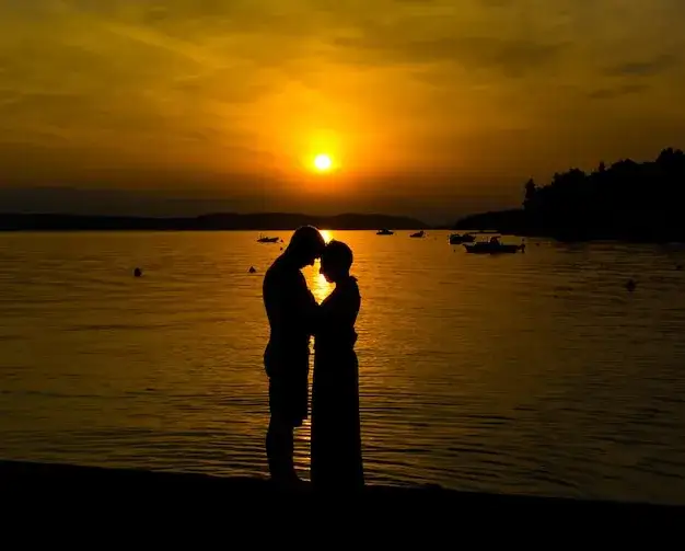 romantyczny zach&oacute;d słońca nad polskim morzem para