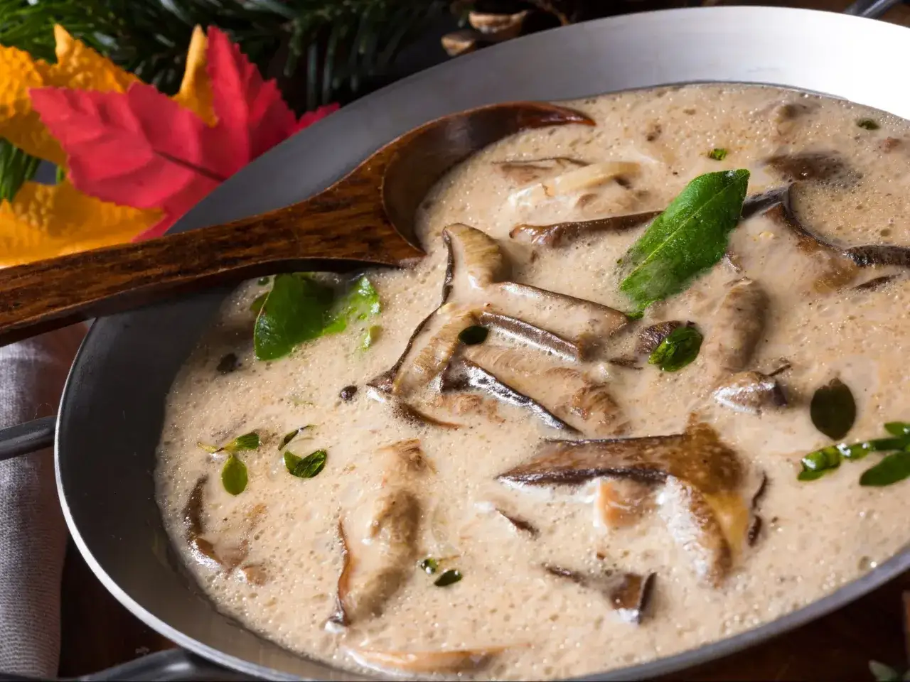 Aksamitny sos grzybowy z suszonych grzybów, idealny do obiadu. Przepis na ten aromatyczny dodatek jest prosty i szybki.