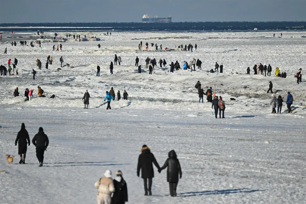 zamarznięty Bałtyk l&oacute;d brzegowy kra