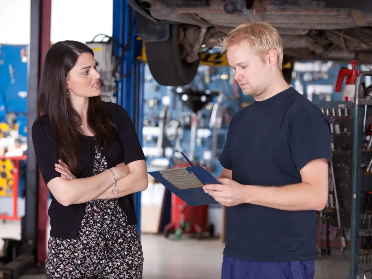 Klientka z pretensjami pyta mechanika, ile naprawdę zarabia mechanik na marży za części.