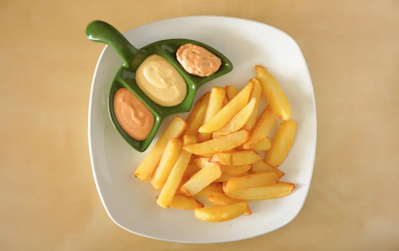 frytki belgijskie z sosami