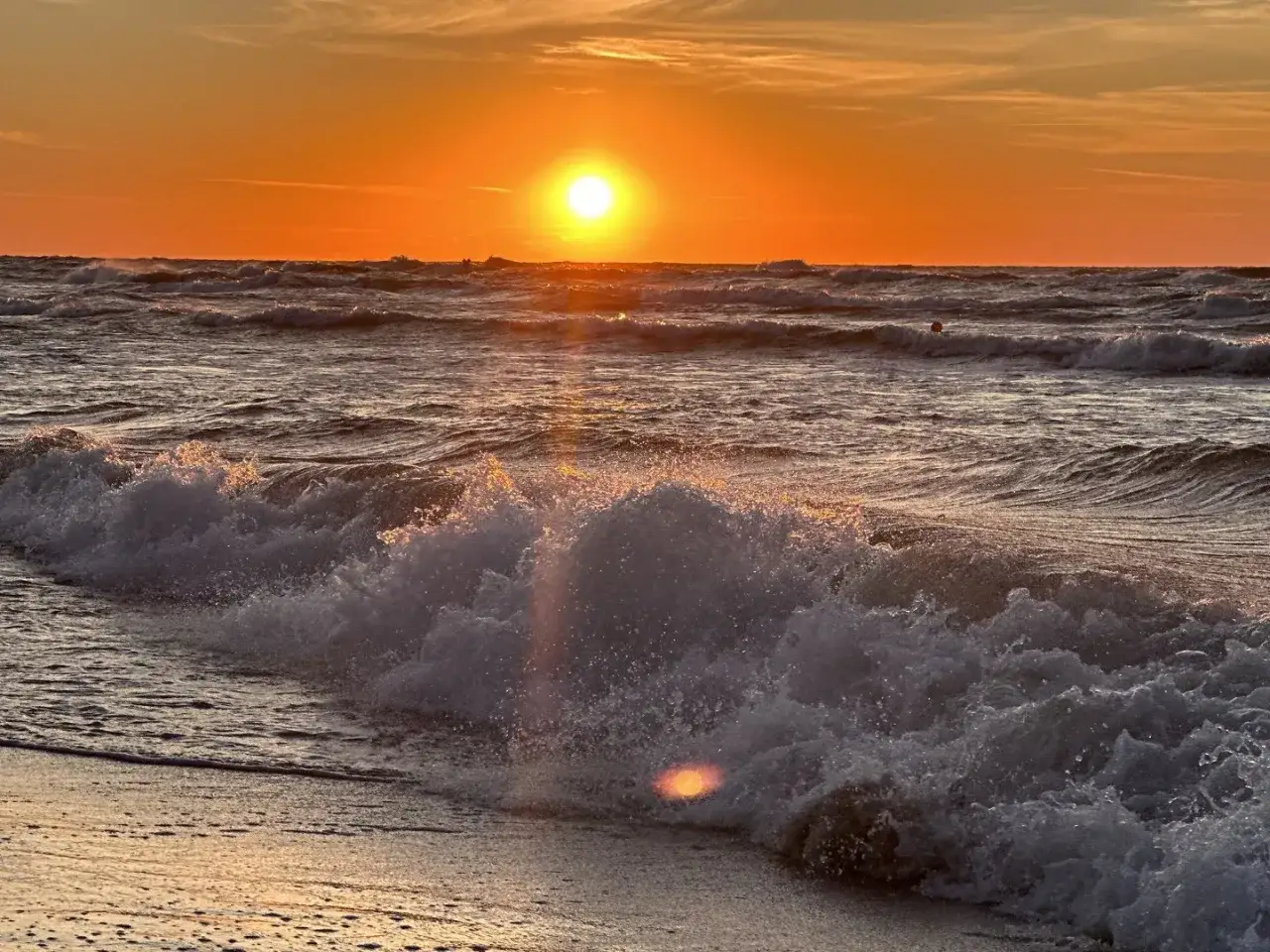 Dzika plaża Bałtyk zach&oacute;d słońca