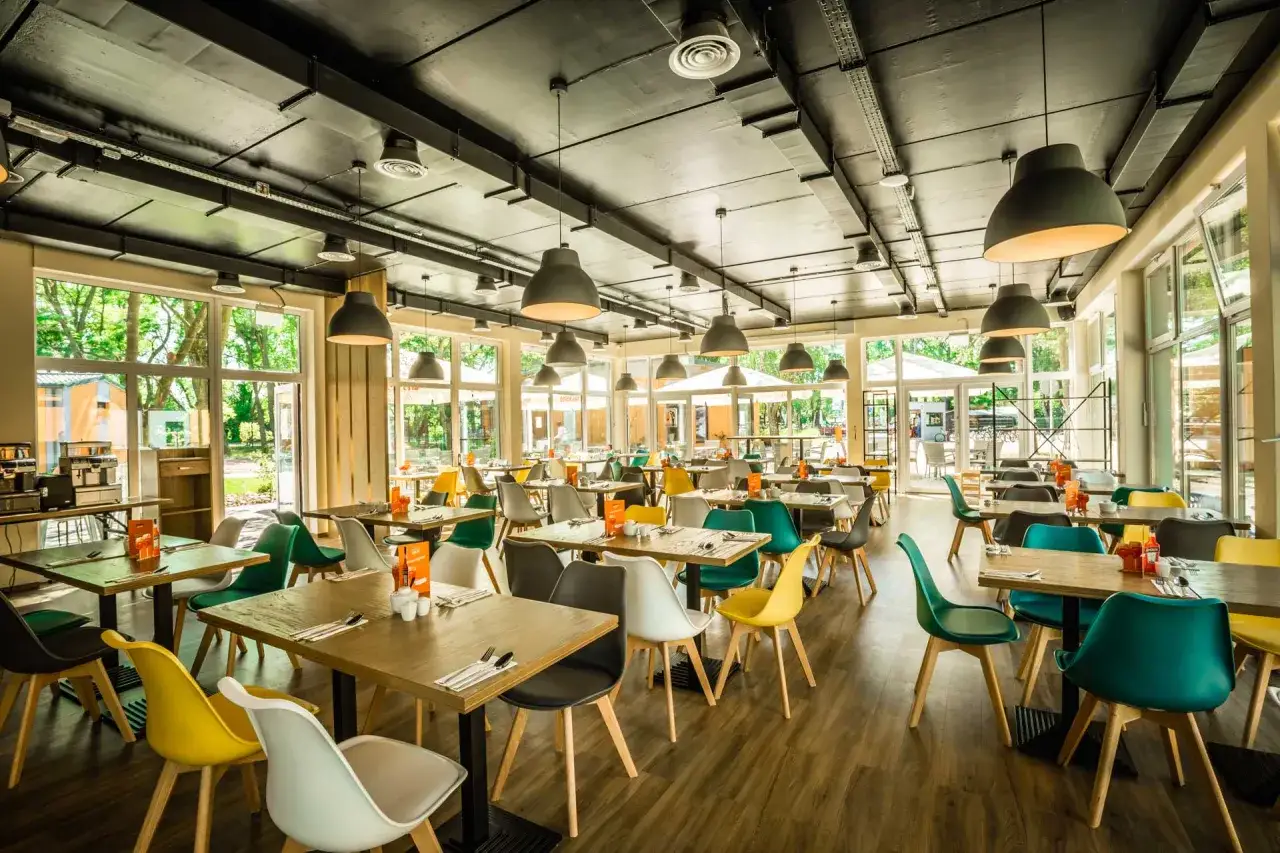 Restauracja z kącikiem dla dzieci nad morzem