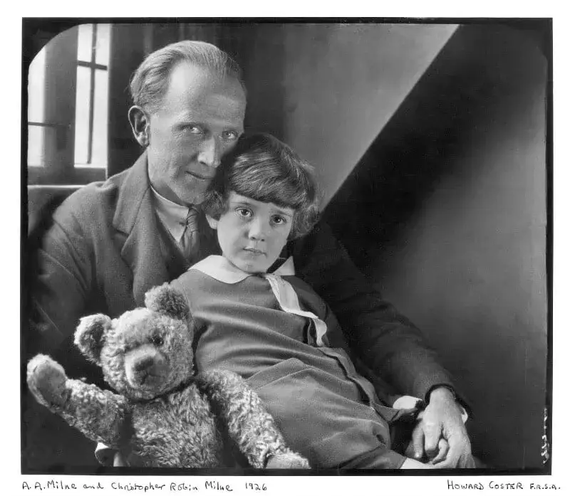 A. A. Milne z synem Christopherem Robinem i pluszowymi zabawkami
