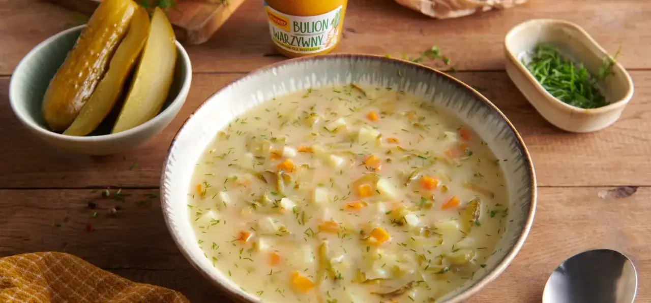 Zupa ogórkowa z ziemniakami gotowa