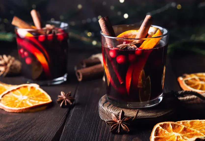 Różne rodzaje grzańca z wódki: malinowy, cytrusowy, z brandy