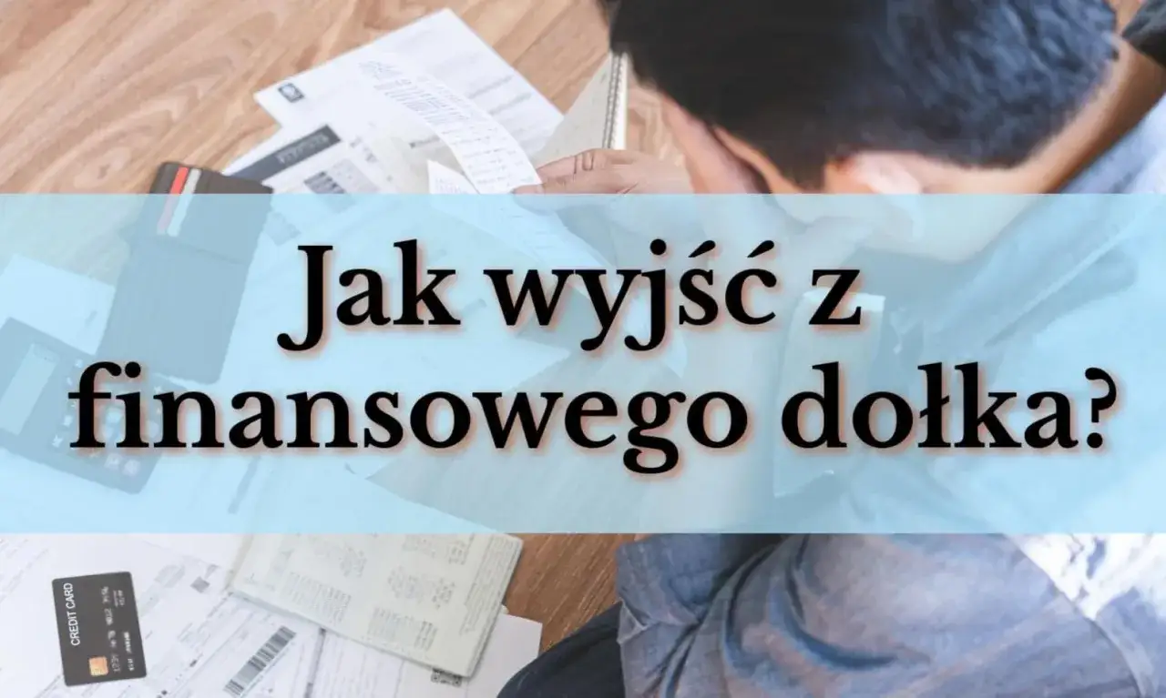 Zmartwiony mężczyzna przegląda rachunki. Tekst na zdjęciu: 