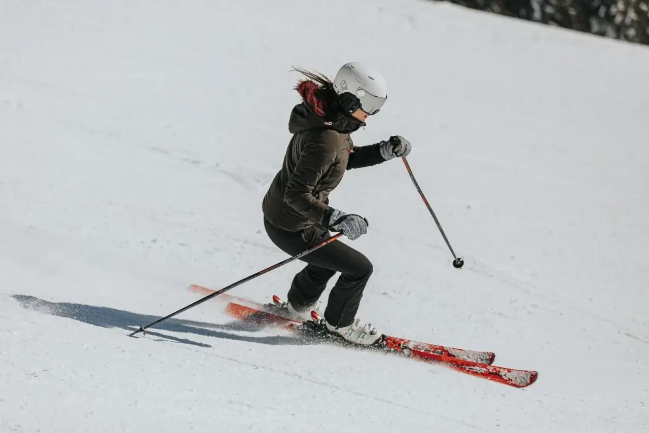 r&oacute;żne typy nart zjazdowych