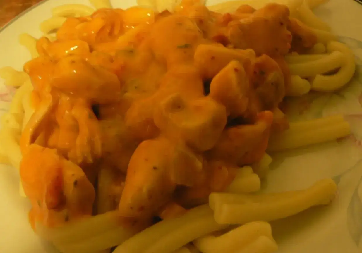 Pyszny makaron z kremowym sosem paprykowym, pełen smaku i aromatu. Idealny na szybki obiad.