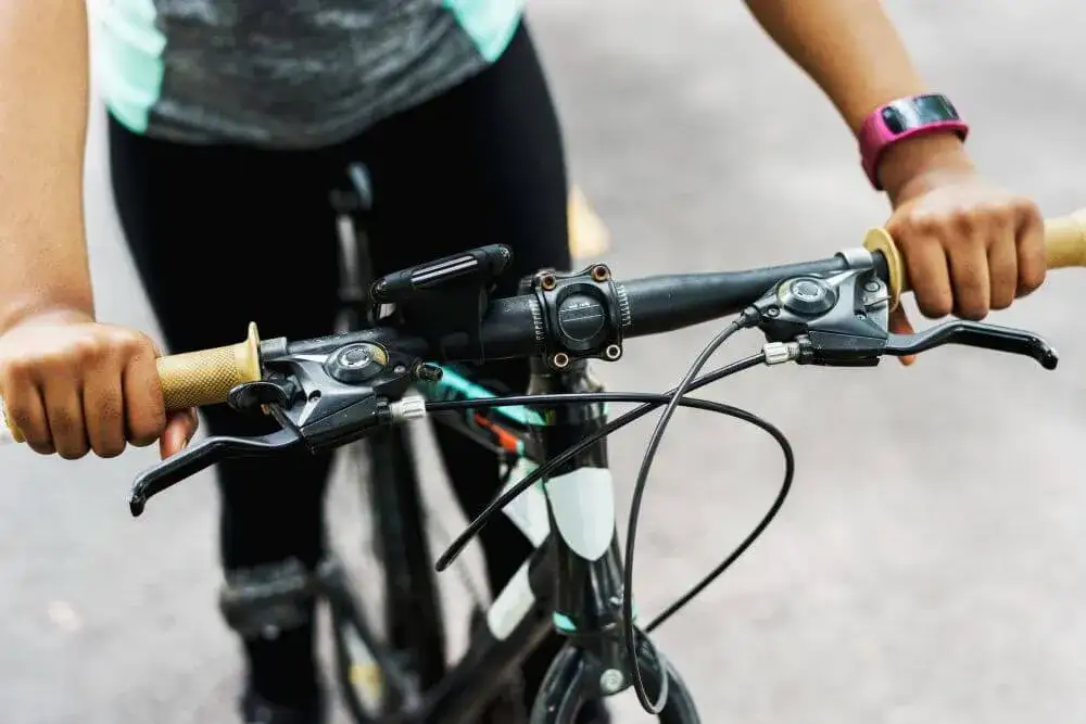 Zdjęcie Jak dokręcić kierownicę w rowerze – prosty sposób na bezpieczną jazdę