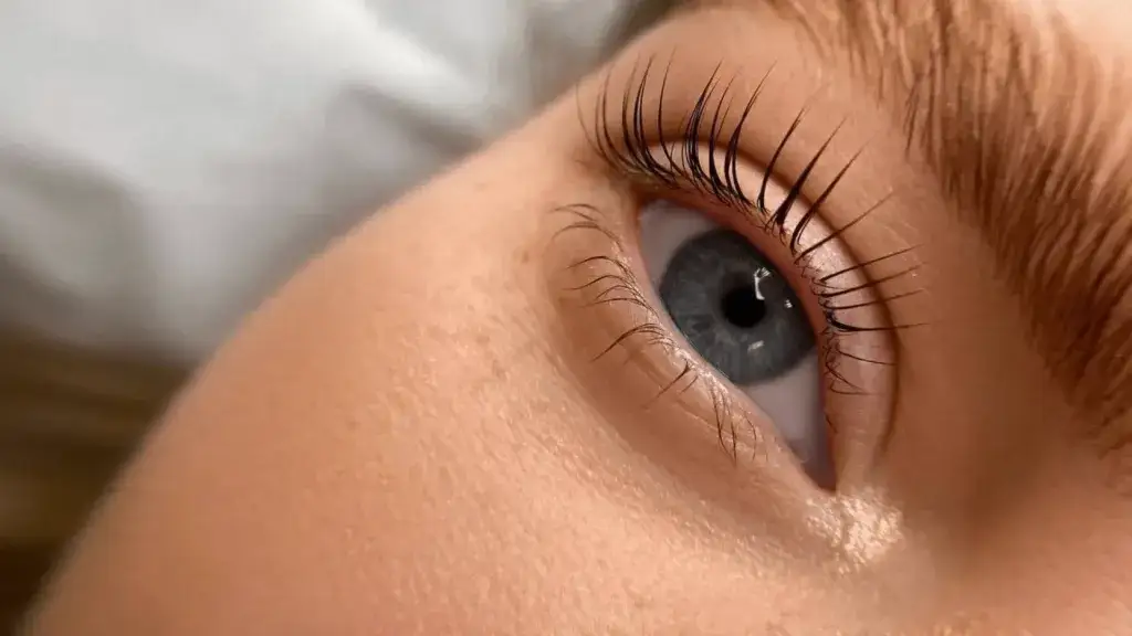 Zdjęcie Ile trwa laminacja rzęs? Poznaj czas zabiegu i co wpływa na długość