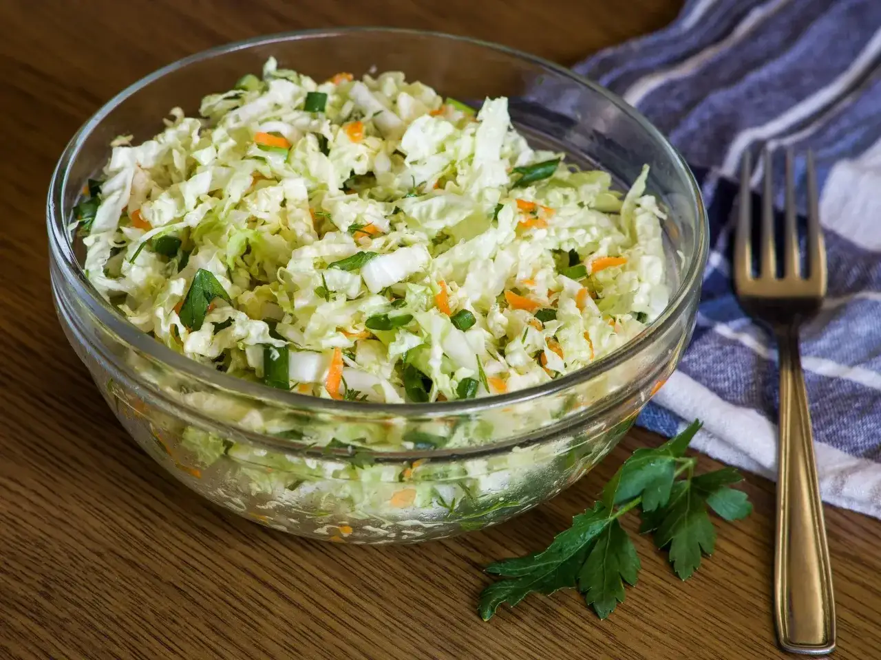 Sur&oacute;wki z kapusty pekińskiej z r&oacute;żnymi sosami