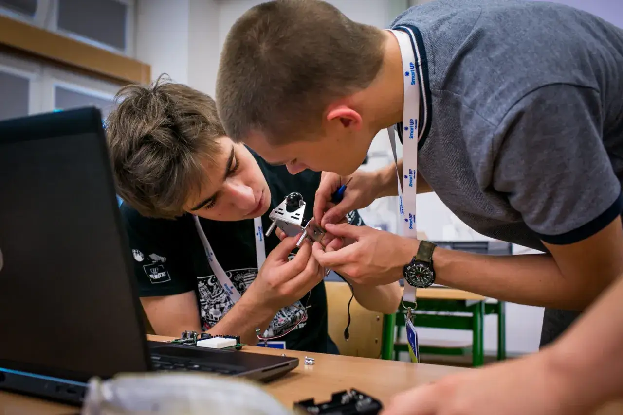 Nastolatek rozwijający swoje pasje lub talenty