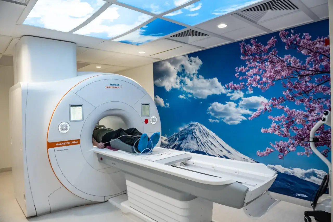 Pacjent leży w aparacie do rezonansu magnetycznego. Warto pamiętać o przeciwwskazaniach do badania, by zapewnić bezpieczeństwo.