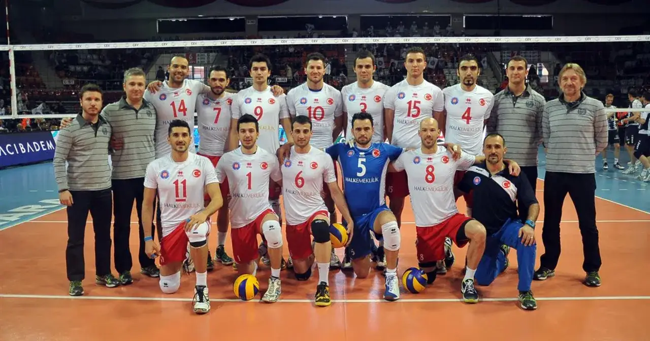 Drużyna siatkarska Halkbank Ankara w komplecie, gotowa do meczu.
