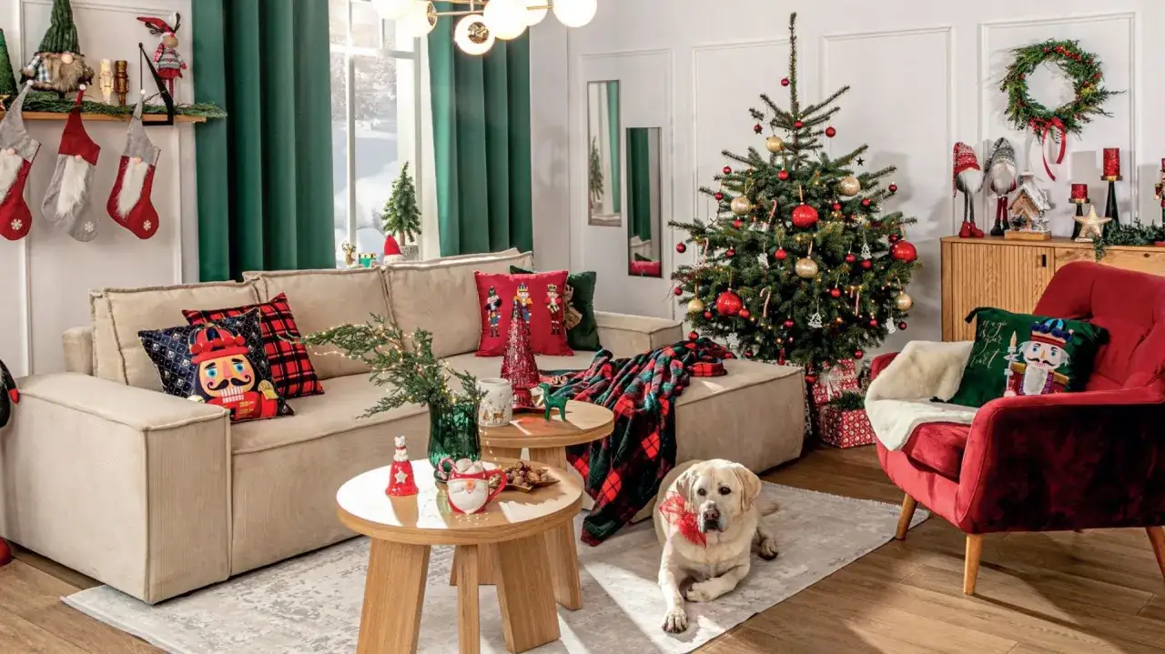 Jak ozdobić mieszkanie na święta? W salonie choinka, renifery, dziadki do orzechów i piesek z kokardką tworzą magiczny klimat.