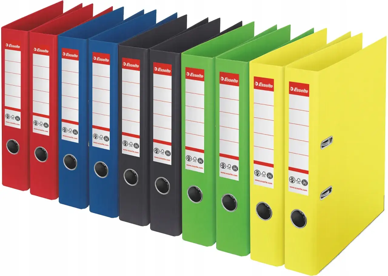 r&oacute;żne segregatory biurowe, kartony i koszulki na zdjęcia