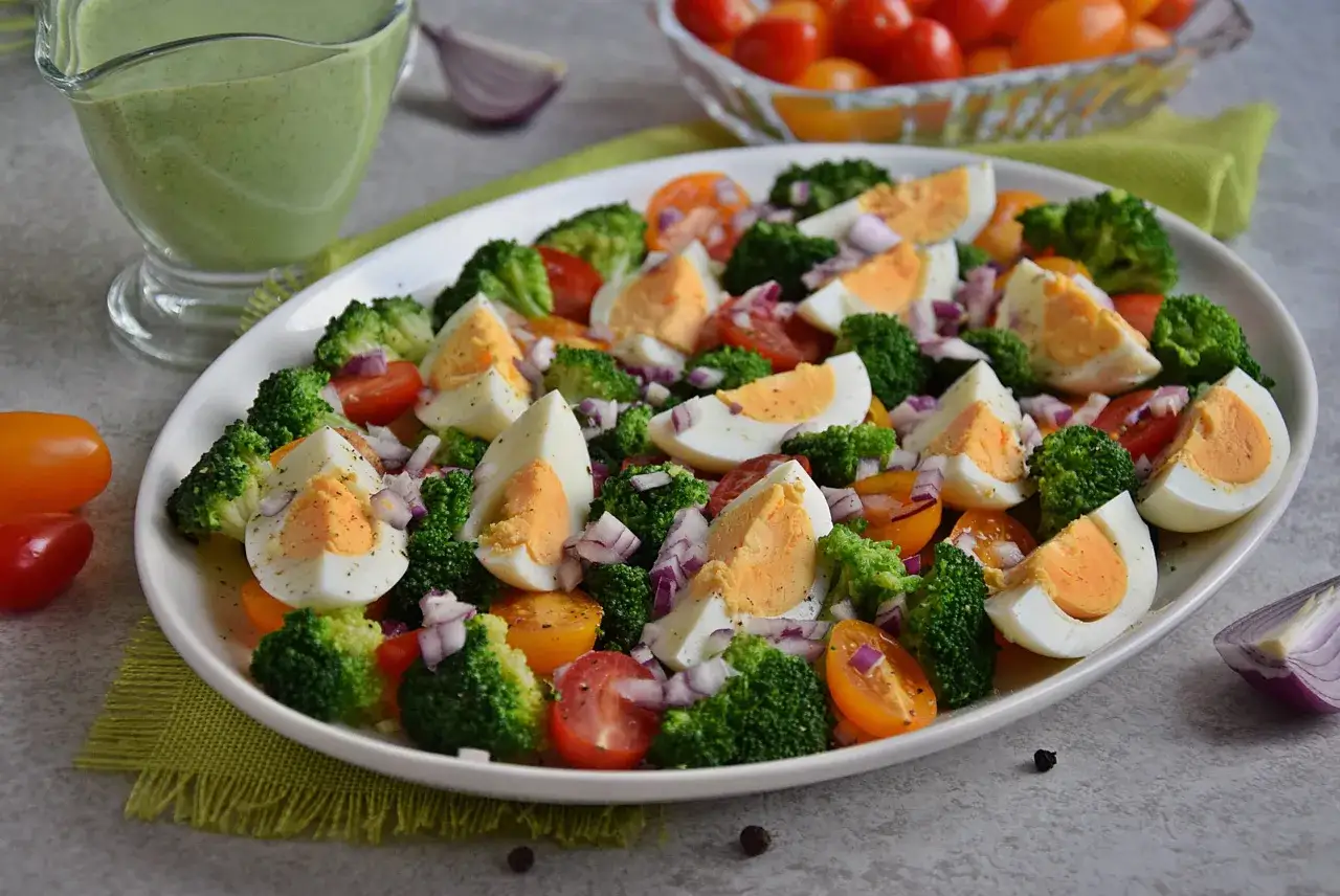 Kolorowa sałatka z brokułem, jajkiem, pomidorkami i słonecznikiem. Pyszne połączenie na lekki posiłek.