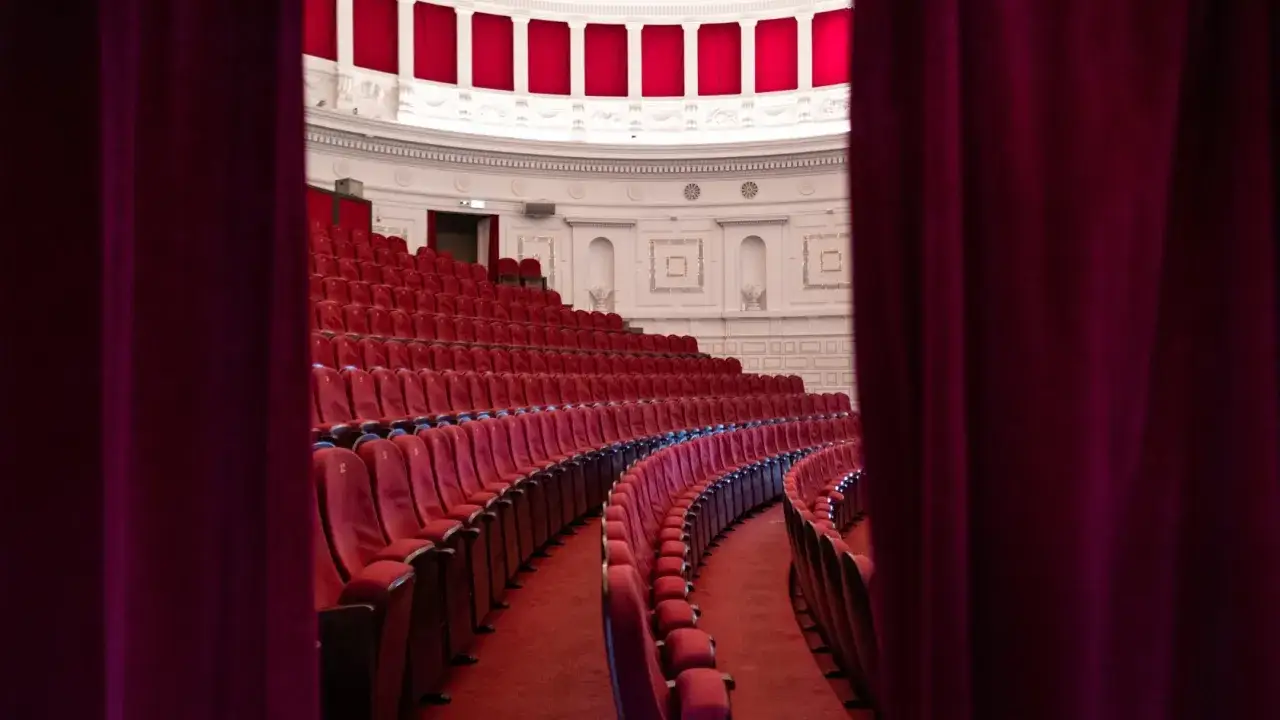 Czerwone fotele i aksamitne zasłony zapraszają do wnętrza, które może być najlepszym teatrem w Warszawie.
