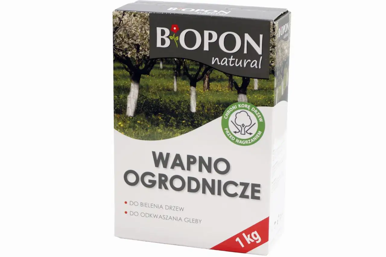 Opakowanie wapna ogrodniczego Biopon, kt&oacute;re nadaje się do odkwaszania gleby i bielenia drzew.