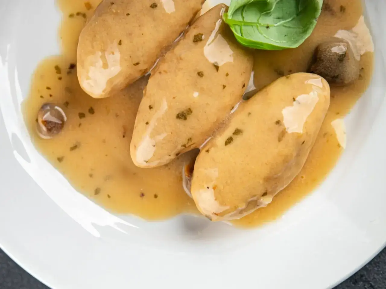 Puszyste pulpetów drobiowych w sosie. Co dodać do pulpetów drobiowych żeby były puszyste i nie zbijały się w twardą kulkę?