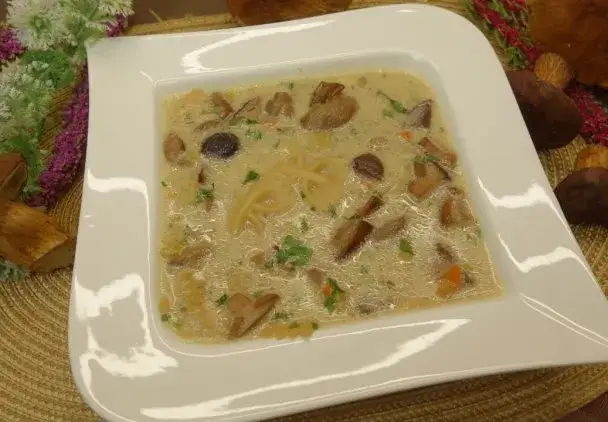 Gotowa zupa grzybowa z pietruszką i makaronem