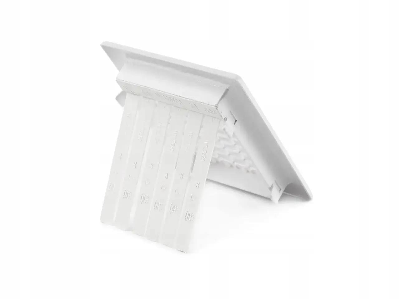 Biała kratka wentylacyjna z blokadą ciągu wstecznego, z widocznymi oznaczeniami producenta i materiału.