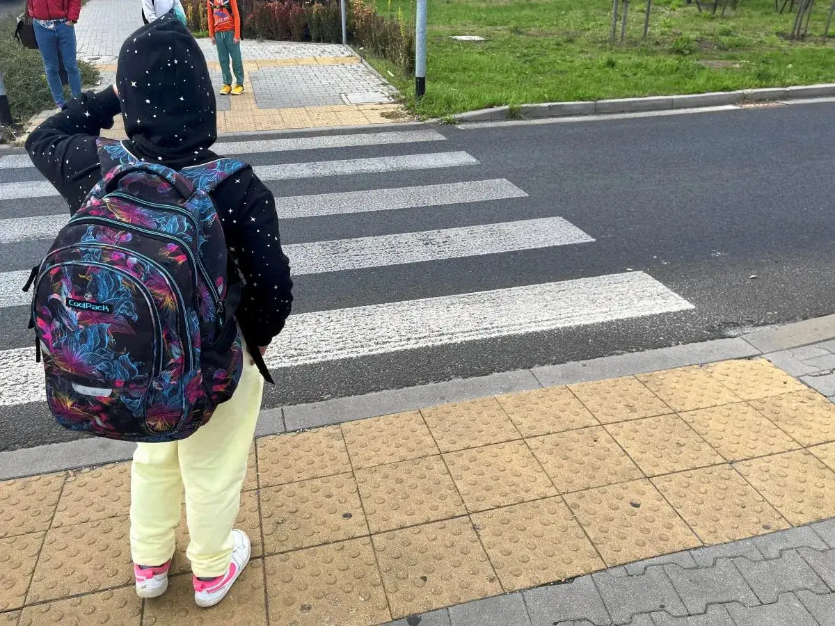 Uczeń z plecakiem na przystanku we Wrocławiu