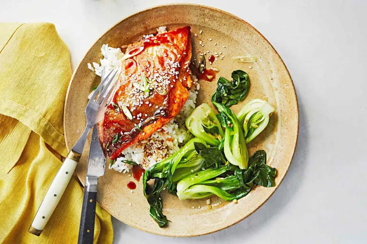 Szybki obiad: łosoś w sosie teriyaki z ryżem i pak choi. Idealne danie, gdy nie wiesz, co zrobić szybko na obiad.