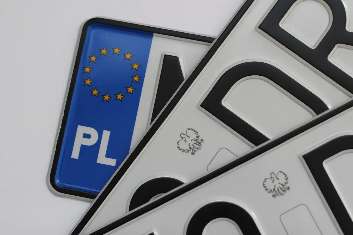 Polskie tablice rejestracyjne, w tym ta z symbolem UE i oznaczeniem PL, potrzebne by jak zarejestrować samochód.