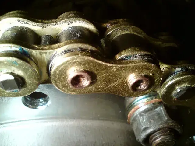 Prawidłowo zakuty pin łańcucha motocyklowego suwmiarka