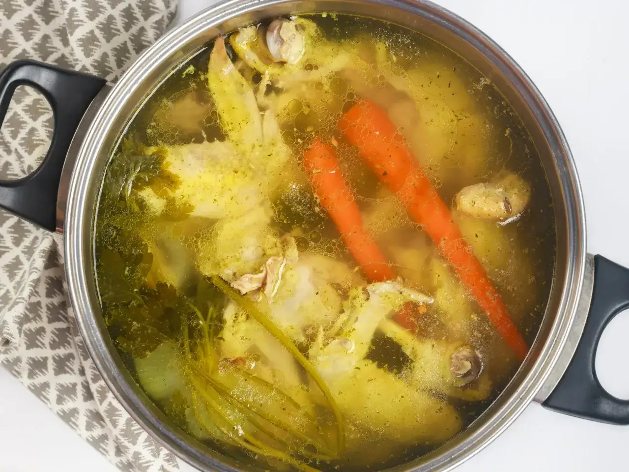 odtłuszczanie rosołu kostkami lodu