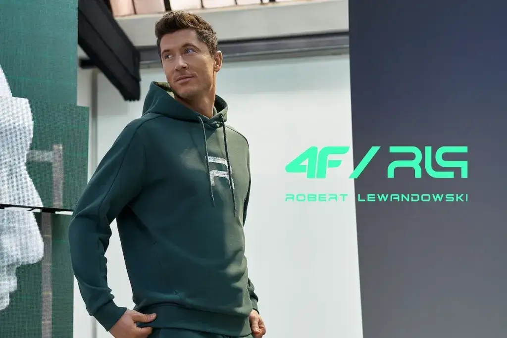 Robert Lewandowski w eleganckim stroju biznesowym lub na tle logo jednej z jego marek (np. RL9 Group)