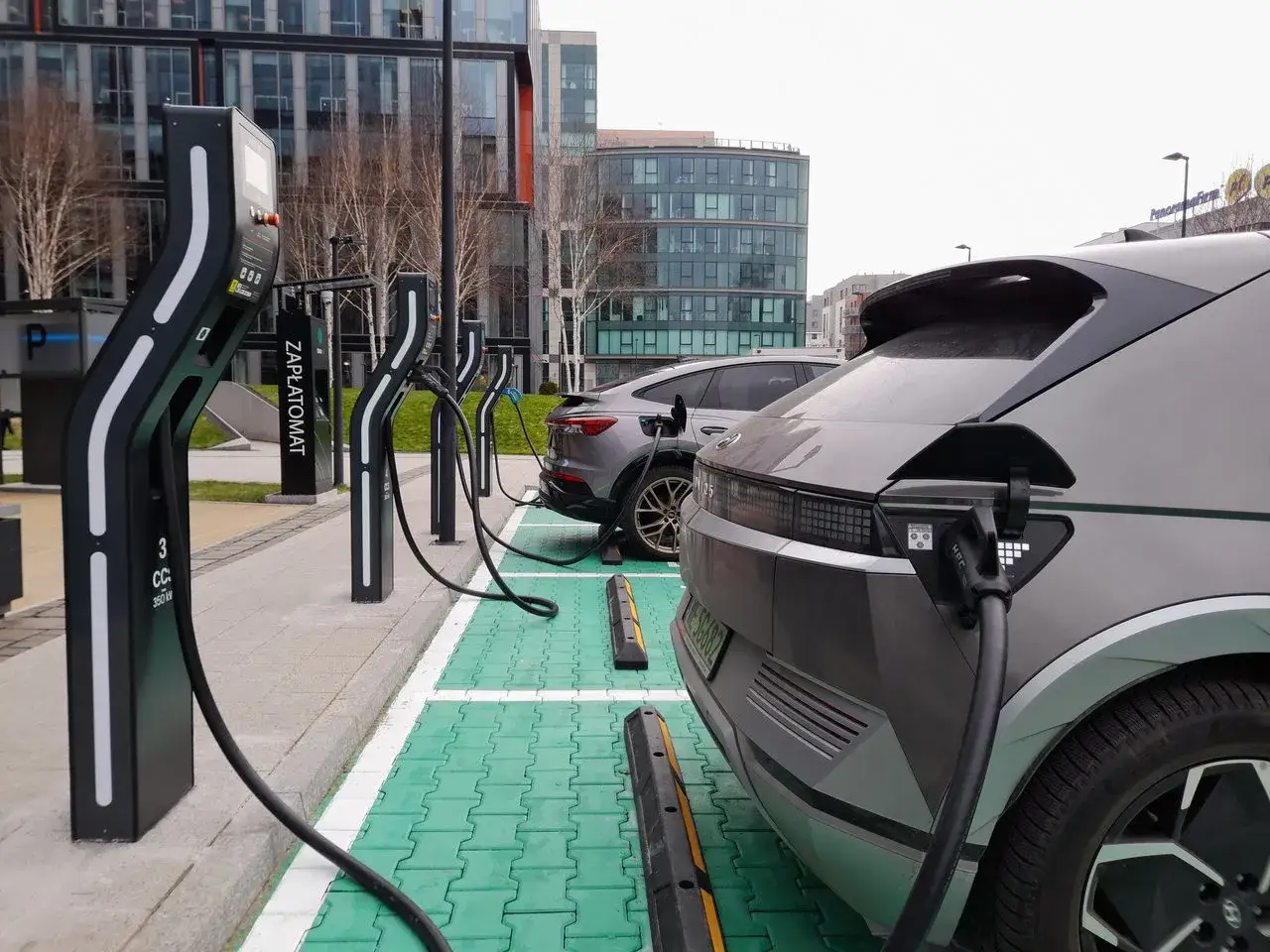 Nowoczesna stacja ładowania samochodów elektrycznych. Dowiedz się, jak otworzyć stację ładowania samochodów elektrycznych i zacząć przygodę z ekologicznym transportem.