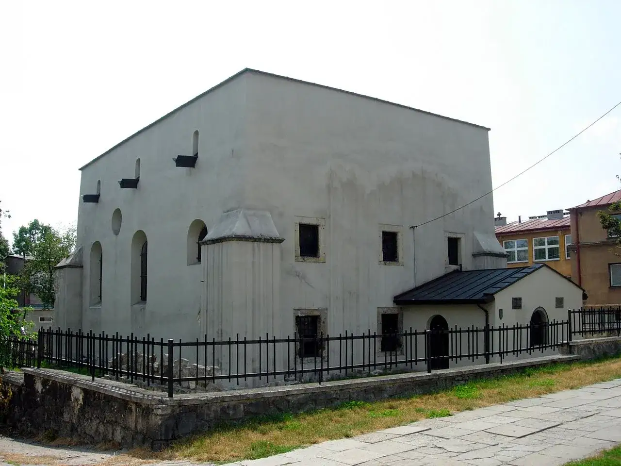 Synagoga w Pińczowie, jedna z pińczowskich atrakcji, z charakterystycznymi oknami i ogrodzeniem.