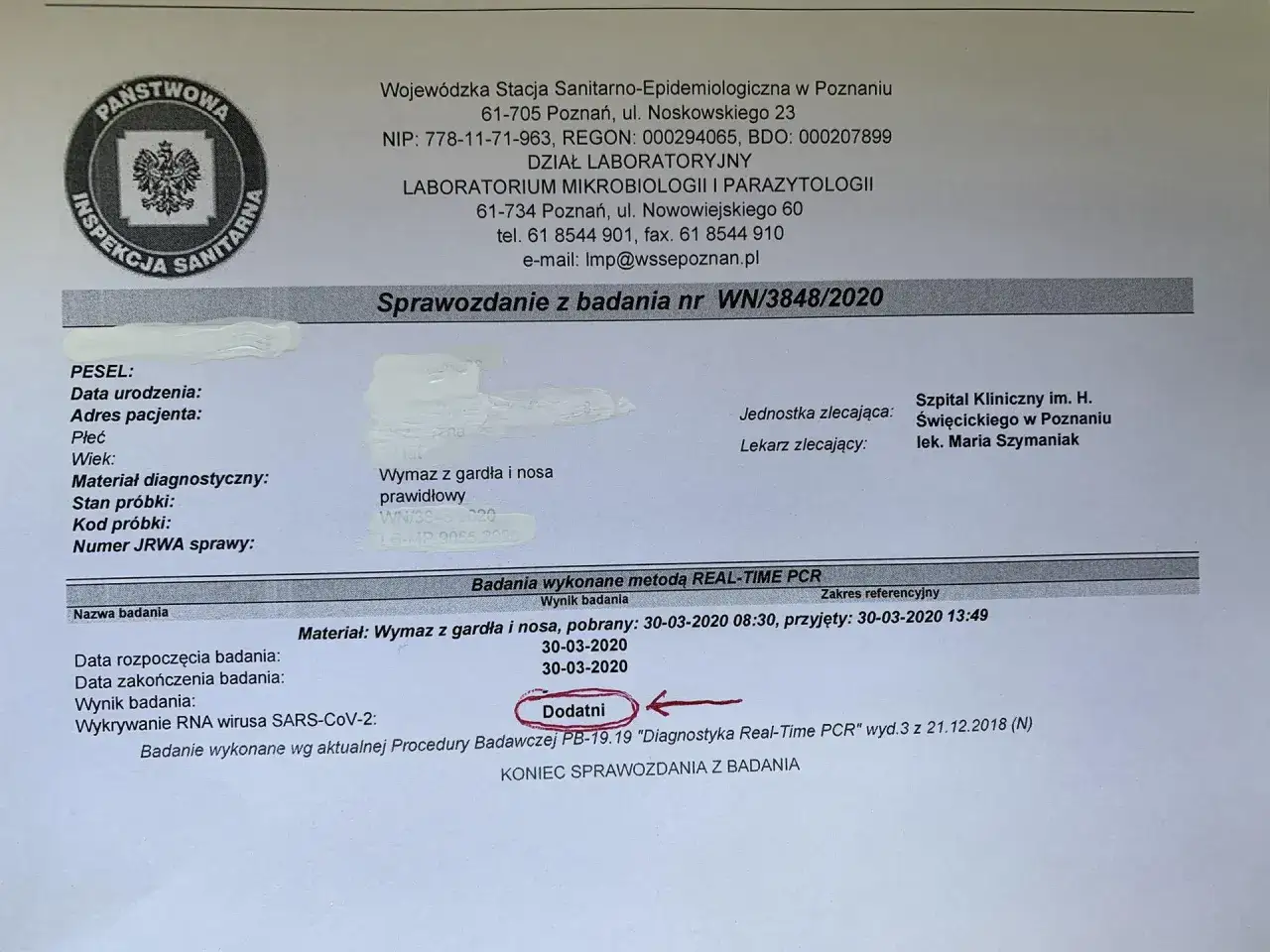 Osoba sprawdzająca wynik testu COVID na komputerze