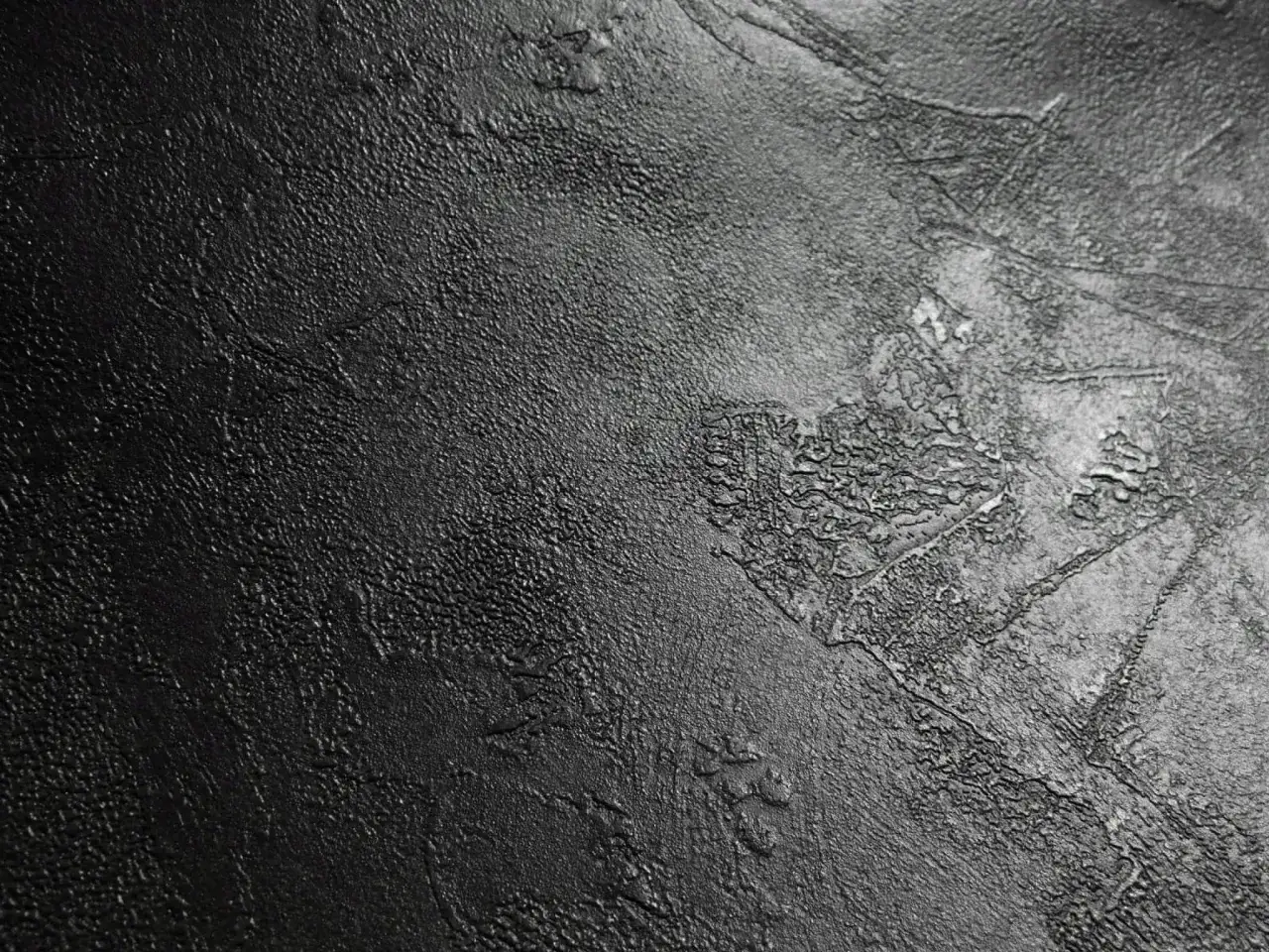 zbliżenie na fakturę tapety imitującej tynk wenecki z metalicznym połyskiem