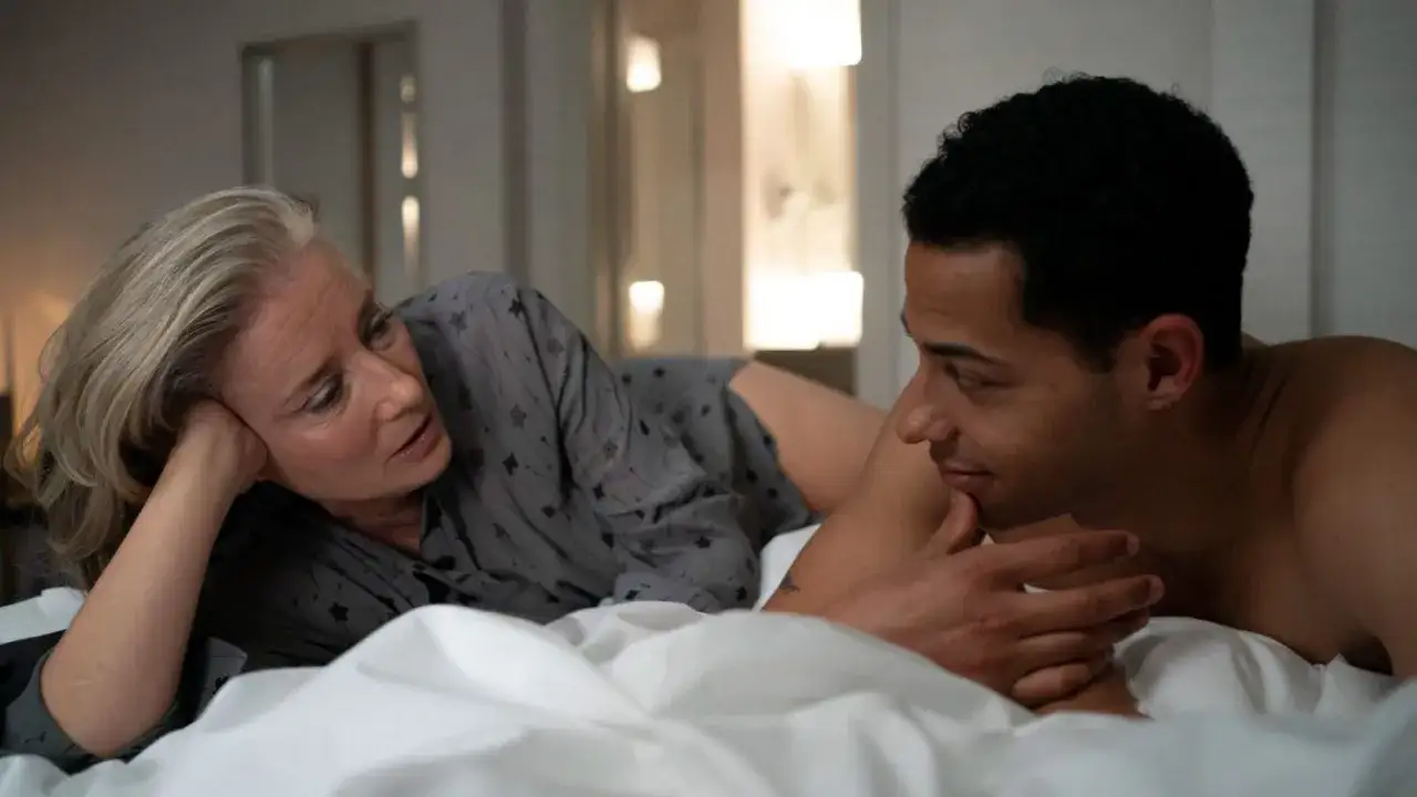 Para Leo, powodzenia! Grande seanse w łóżku, pełne emocji i bliskości, gdy patrzy na nią z czułością.